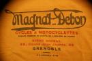 DELUXEWARE (デラックスウエア)　半袖Tシャツ　DLT-1604B　"MAGNAT DEBON"　U.S.イエロー×フットブルー